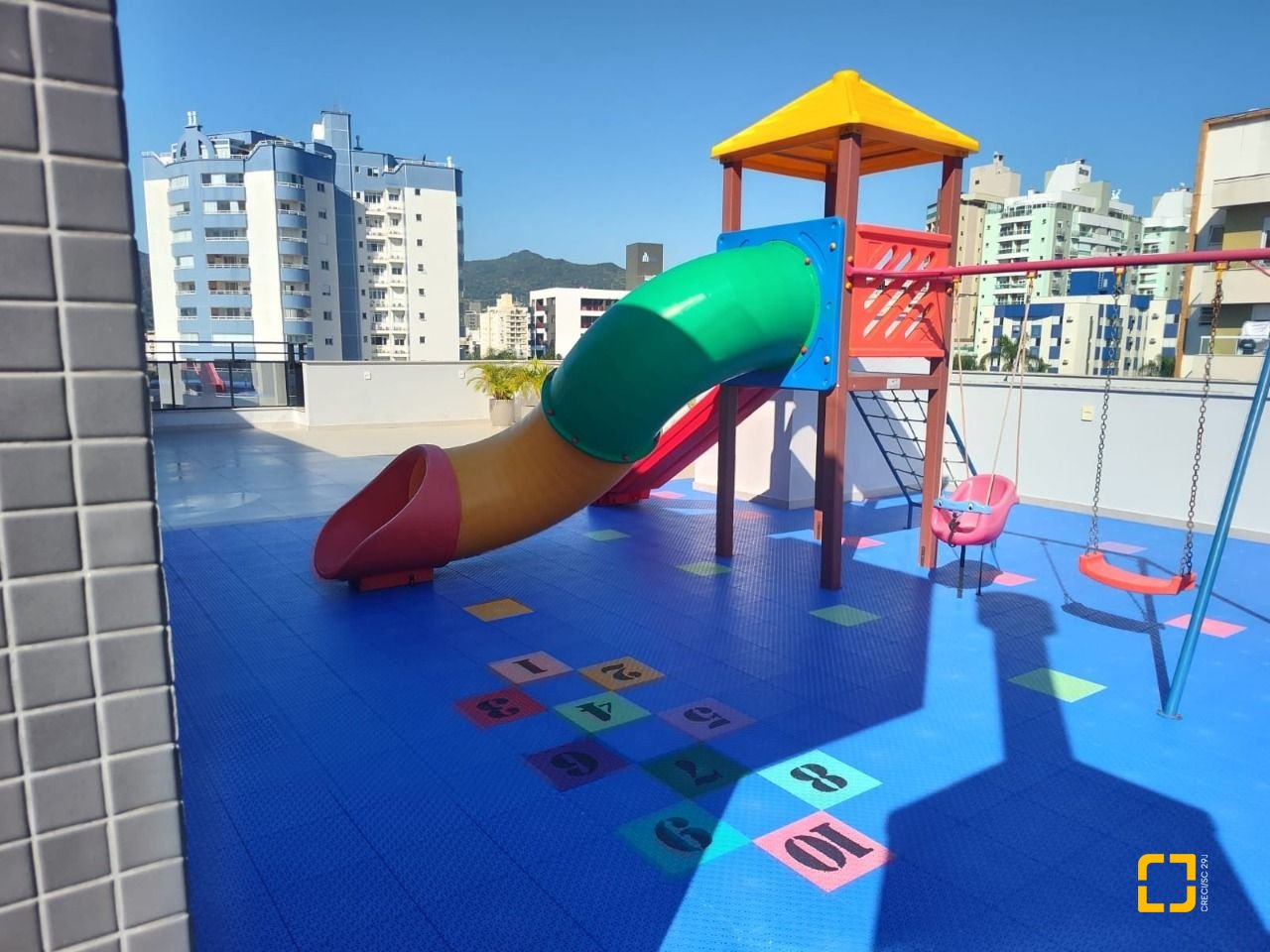 Apartamento com 98m², 6 quartos (sendo 3 suítes), 3 garagens, no bairro Trindade em Florianópolis