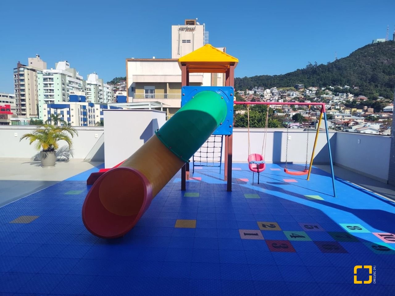 Apartamento com 98m², 6 quartos (sendo 3 suítes), 3 garagens, no bairro Trindade em Florianópolis