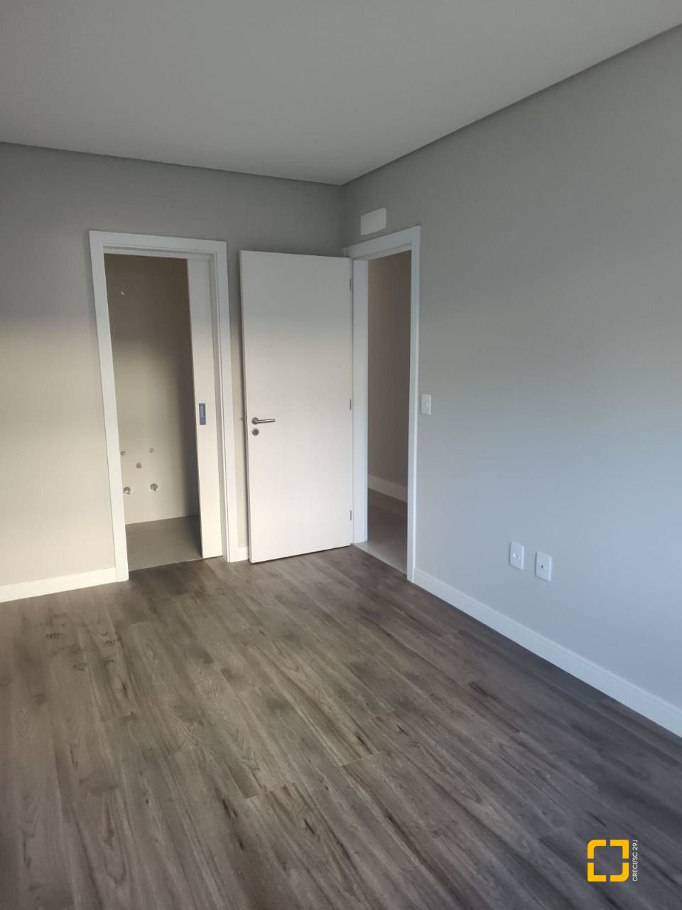 Apartamento com 98m², 6 quartos (sendo 3 suítes), 3 garagens, no bairro Trindade em Florianópolis