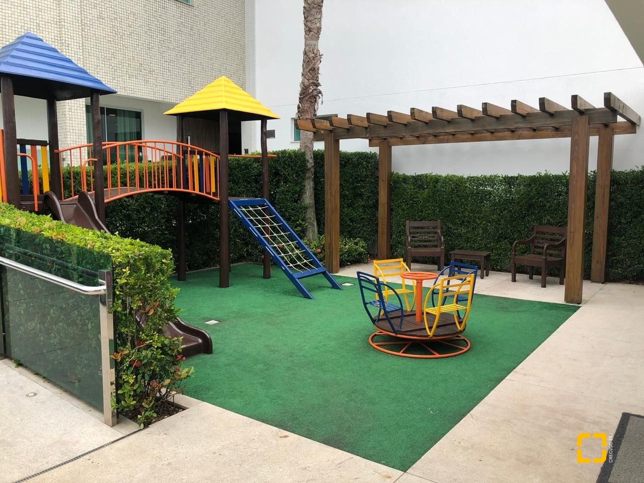 Apartamento com 124m², 5 quartos (sendo 2 suítes), 2 garagens, no bairro Balneário em Florianópolis