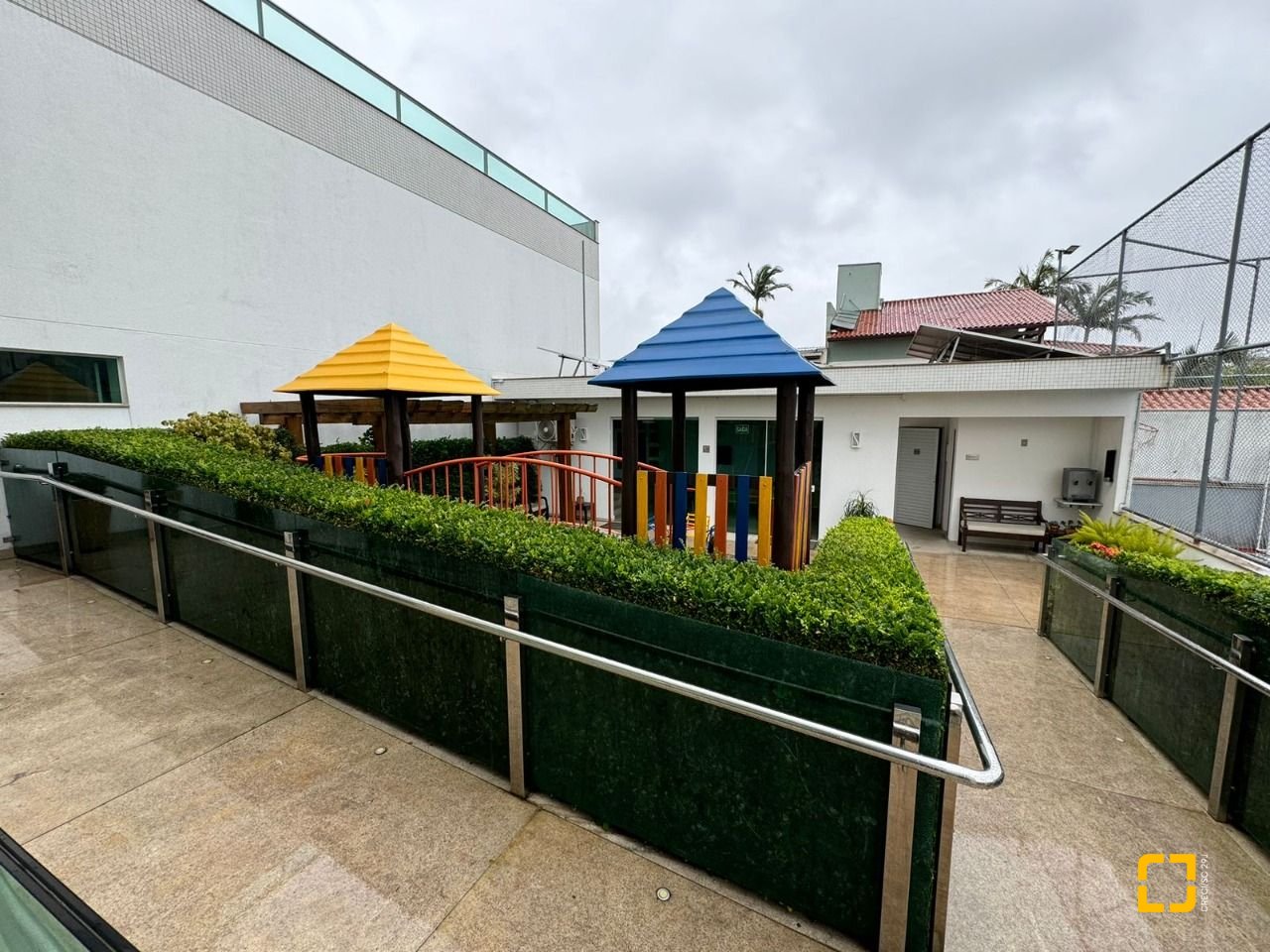 Apartamento com 124m², 5 quartos (sendo 2 suítes), 2 garagens, no bairro Balneário em Florianópolis