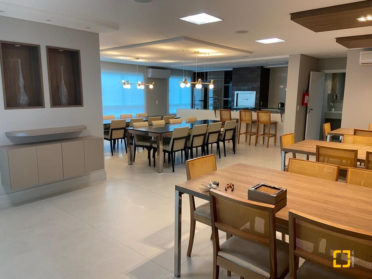 Apartamento com 124m², 5 quartos (sendo 2 suítes), 2 garagens, no bairro Balneário em Florianópolis