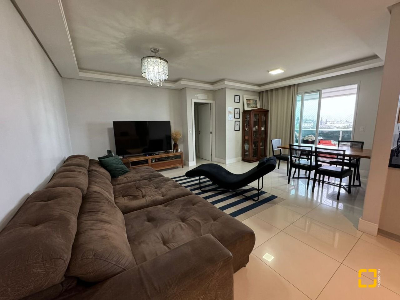 Apartamento com 124m², 5 quartos (sendo 2 suítes), 2 garagens, no bairro Balneário em Florianópolis