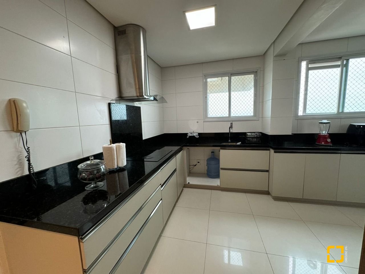 Apartamento com 124m², 5 quartos (sendo 2 suítes), 2 garagens, no bairro Balneário em Florianópolis