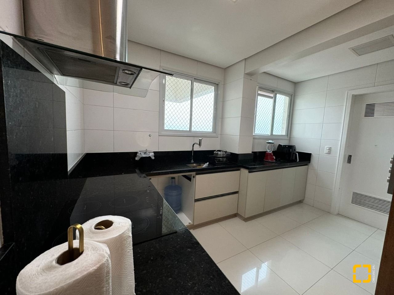 Apartamento com 124m², 5 quartos (sendo 2 suítes), 2 garagens, no bairro Balneário em Florianópolis