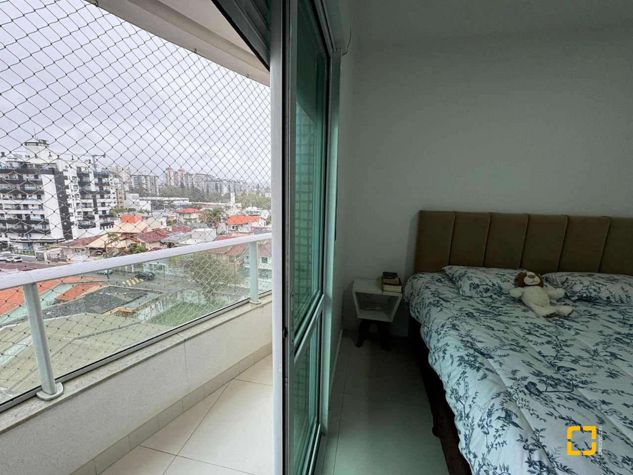 Apartamento com 124m², 5 quartos (sendo 2 suítes), 2 garagens, no bairro Balneário em Florianópolis