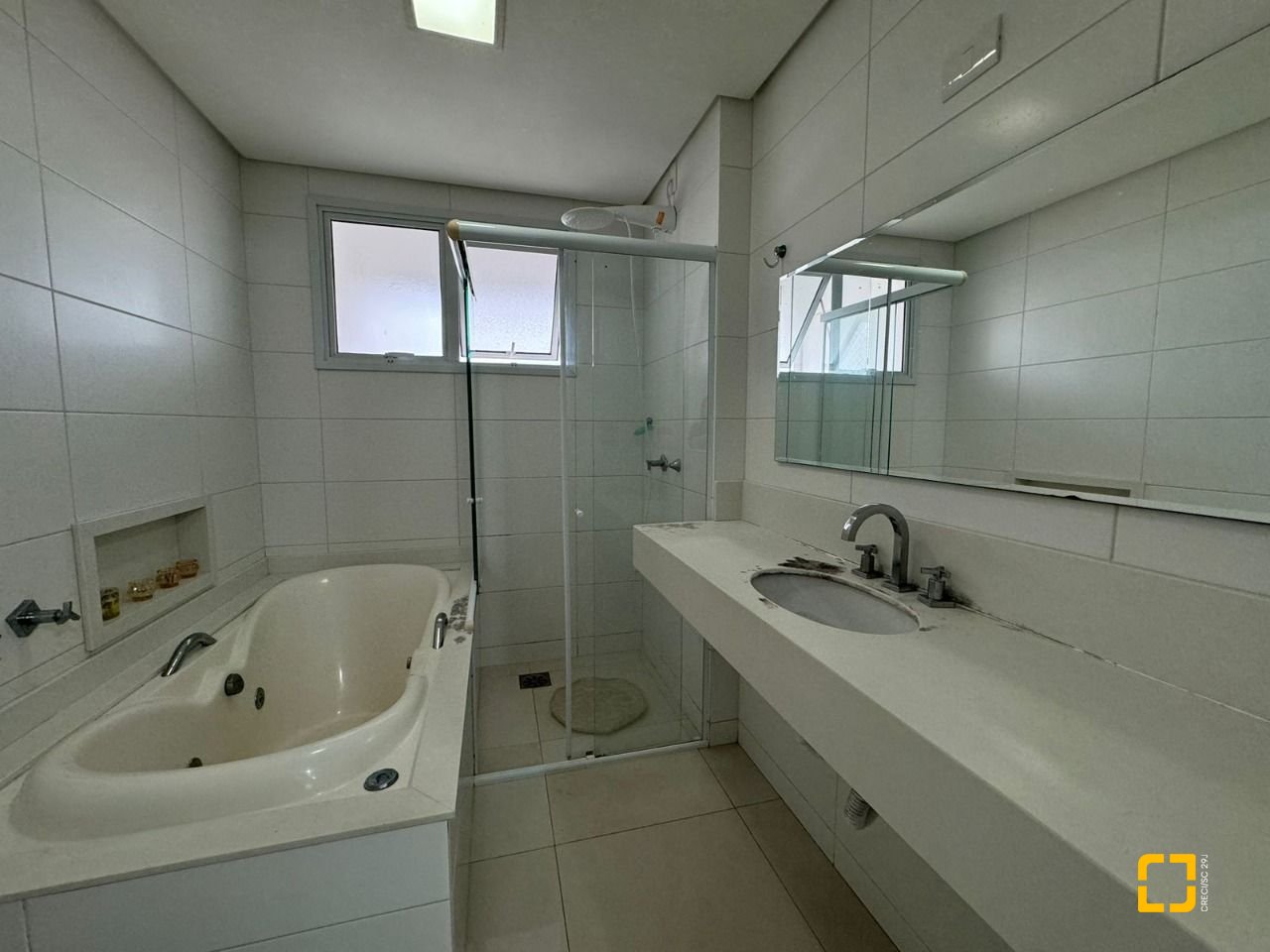 Apartamento com 124m², 5 quartos (sendo 2 suítes), 2 garagens, no bairro Balneário em Florianópolis