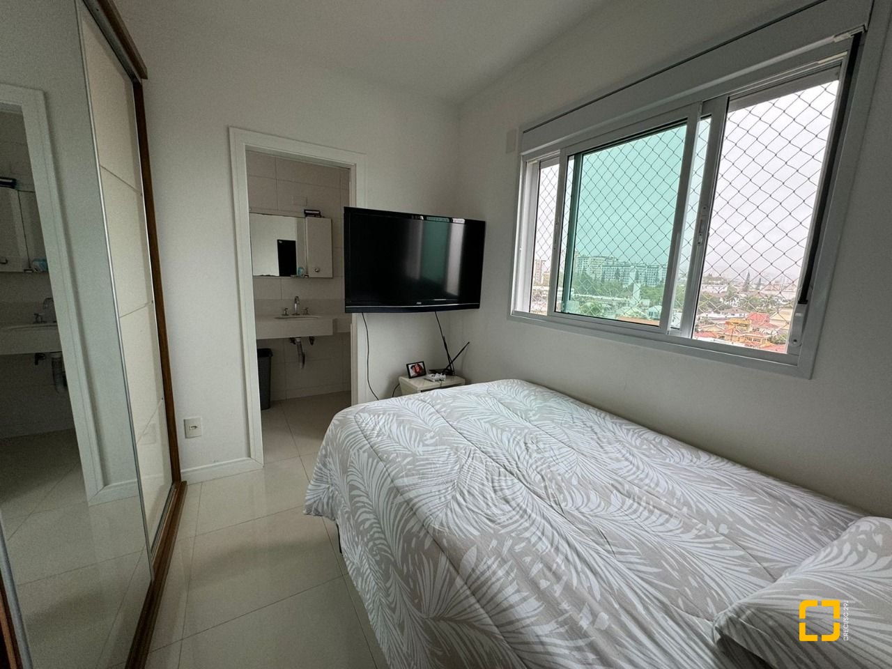 Apartamento com 124m², 5 quartos (sendo 2 suítes), 2 garagens, no bairro Balneário em Florianópolis
