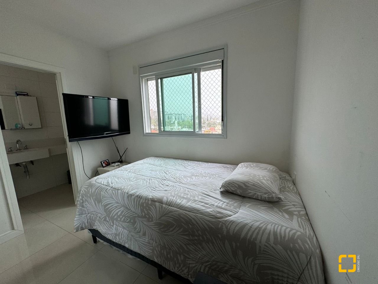 Apartamento com 124m², 5 quartos (sendo 2 suítes), 2 garagens, no bairro Balneário em Florianópolis