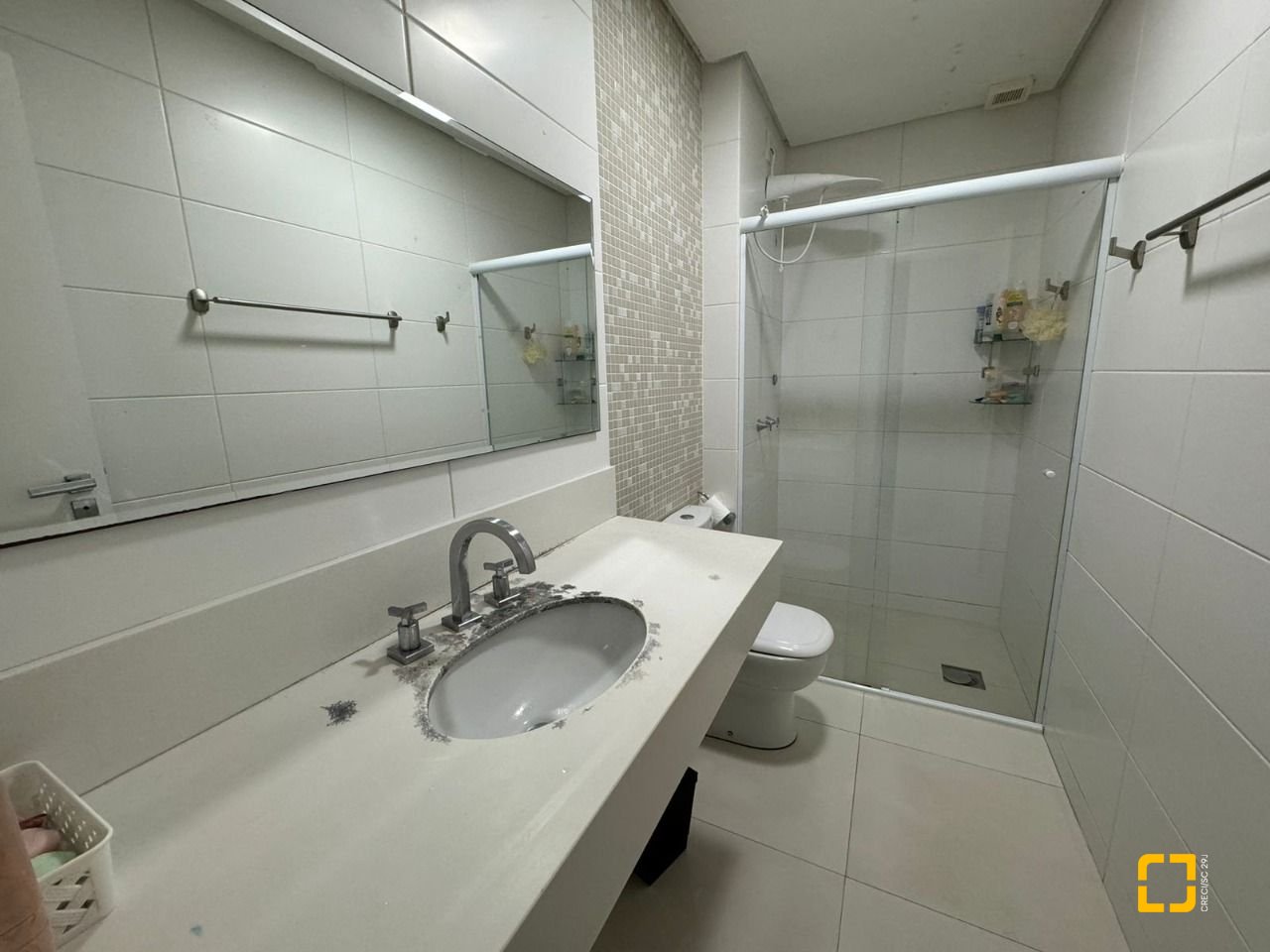 Apartamento com 124m², 5 quartos (sendo 2 suítes), 2 garagens, no bairro Balneário em Florianópolis