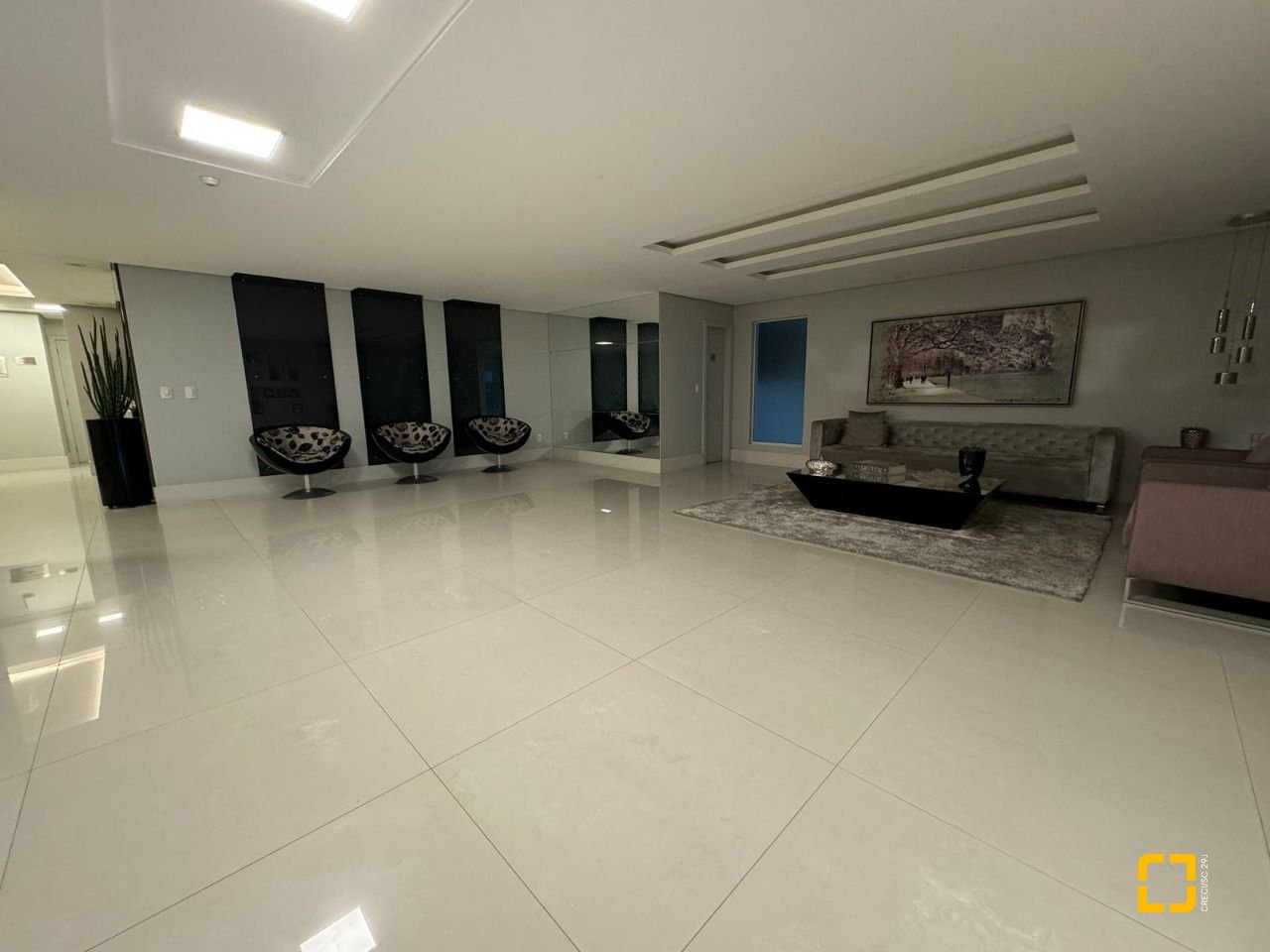 Apartamento com 124m², 5 quartos (sendo 2 suítes), 2 garagens, no bairro Balneário em Florianópolis
