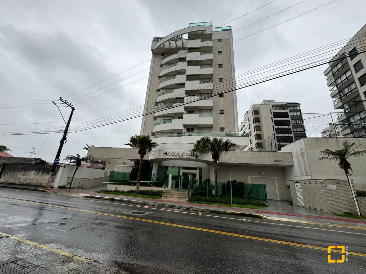 Apartamento com 124m², 5 quartos (sendo 2 suítes), 2 garagens, no bairro Balneário em Florianópolis