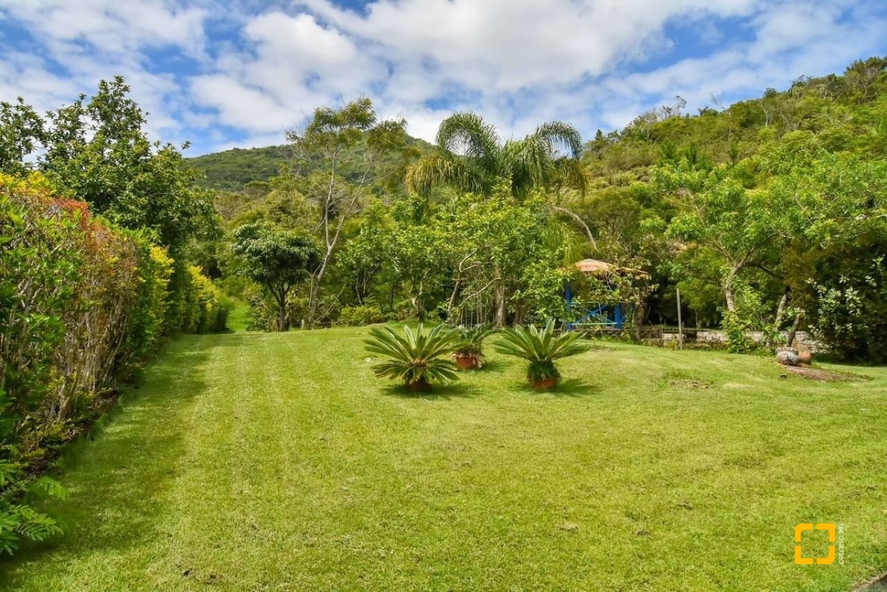 Casa com 320m², 4 quartos (sendo 3 suítes), 4 garagens, no bairro Ribeirão da Ilha em Florianópolis