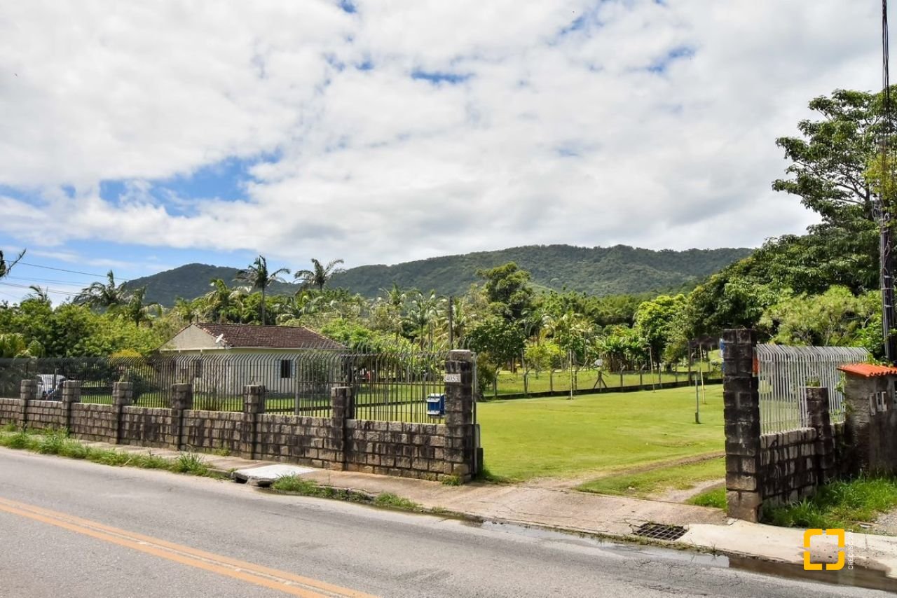 Casa com 320m², 4 quartos (sendo 3 suítes), 4 garagens, no bairro Ribeirão da Ilha em Florianópolis