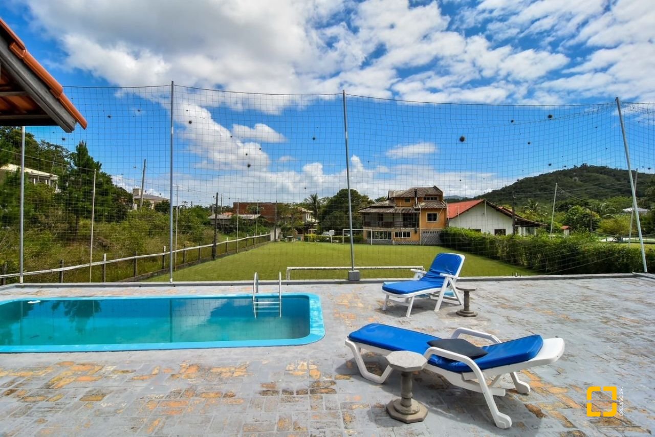 Casa com 320m², 4 quartos (sendo 3 suítes), 4 garagens, no bairro Ribeirão da Ilha em Florianópolis