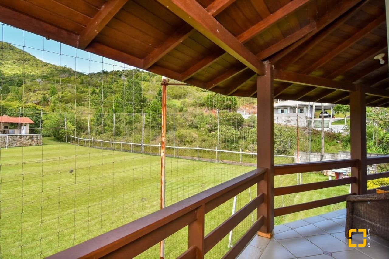 Casa com 320m², 4 quartos (sendo 3 suítes), 4 garagens, no bairro Ribeirão da Ilha em Florianópolis