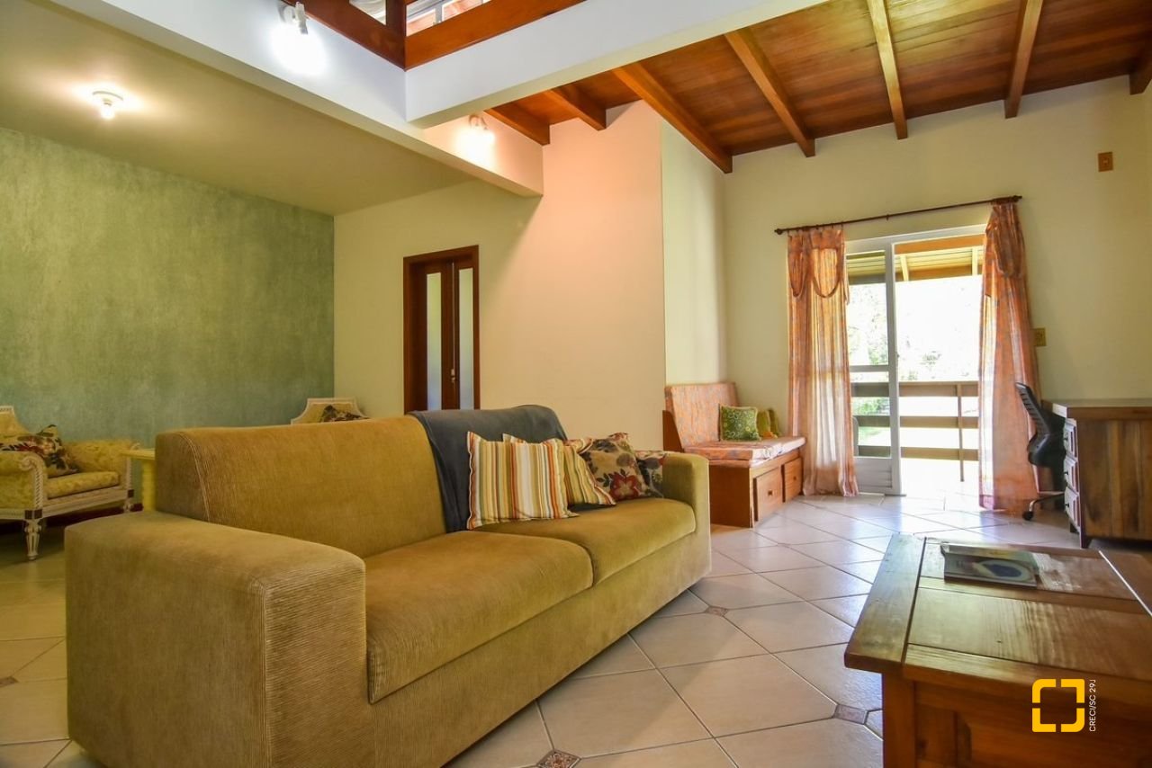 Casa com 320m², 4 quartos (sendo 3 suítes), 4 garagens, no bairro Ribeirão da Ilha em Florianópolis