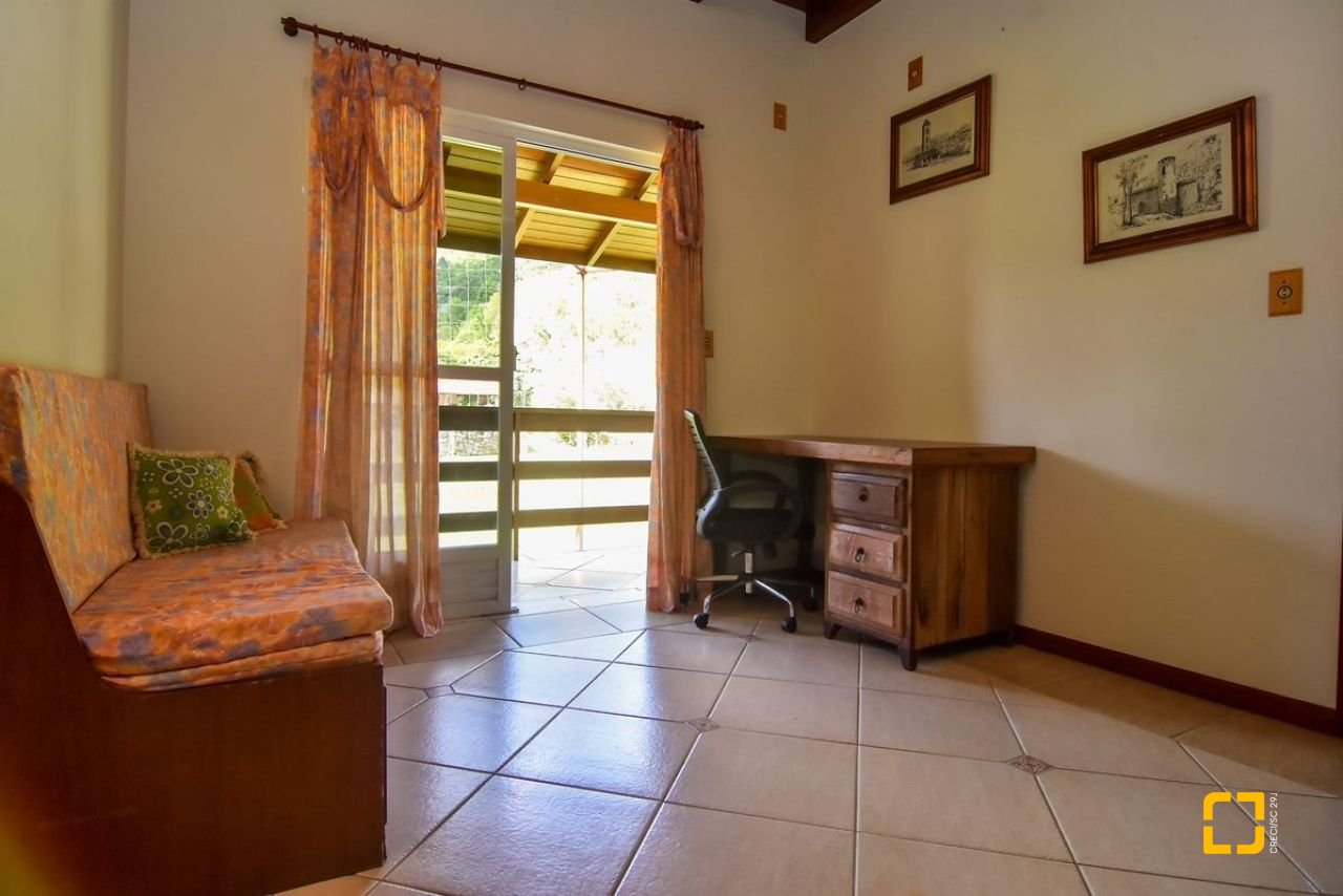 Casa com 320m², 4 quartos (sendo 3 suítes), 4 garagens, no bairro Ribeirão da Ilha em Florianópolis