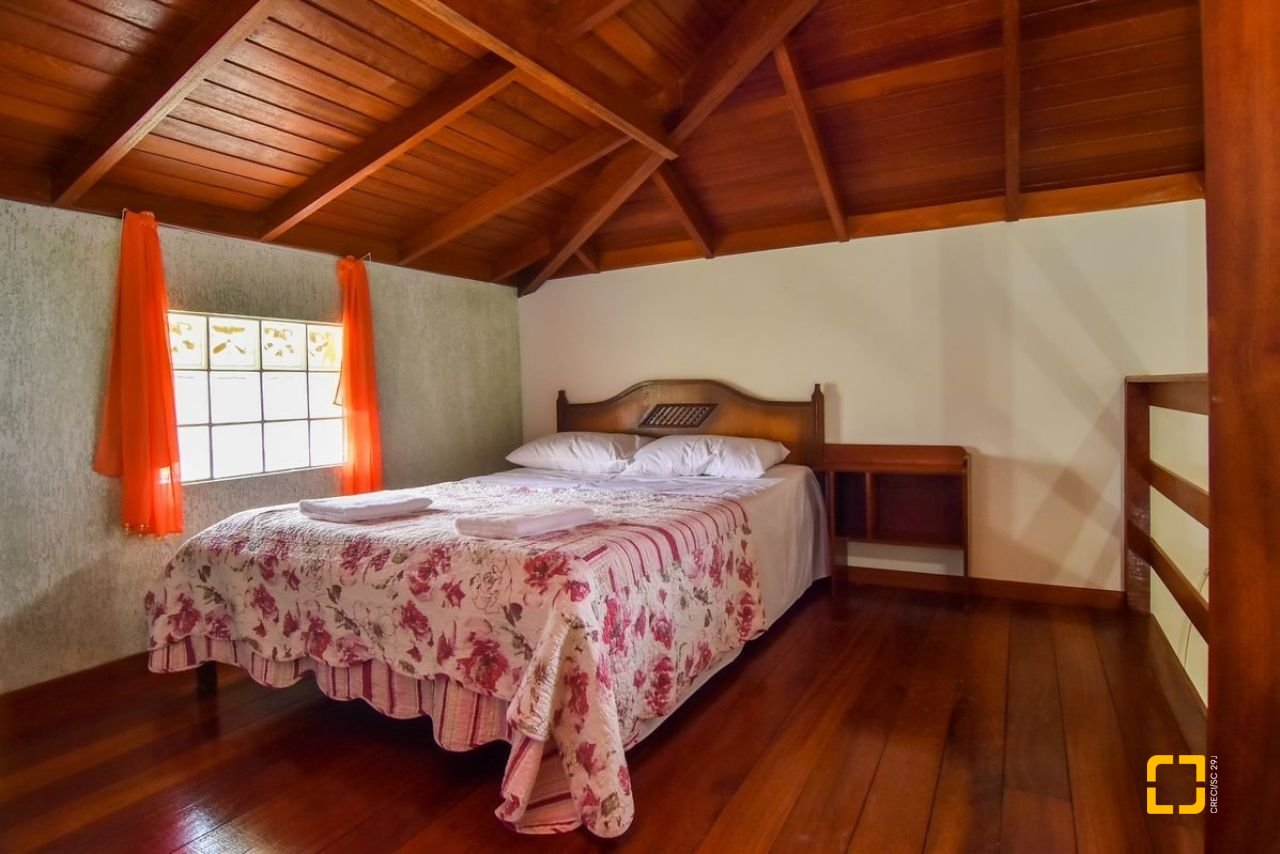 Casa com 320m², 4 quartos (sendo 3 suítes), 4 garagens, no bairro Ribeirão da Ilha em Florianópolis