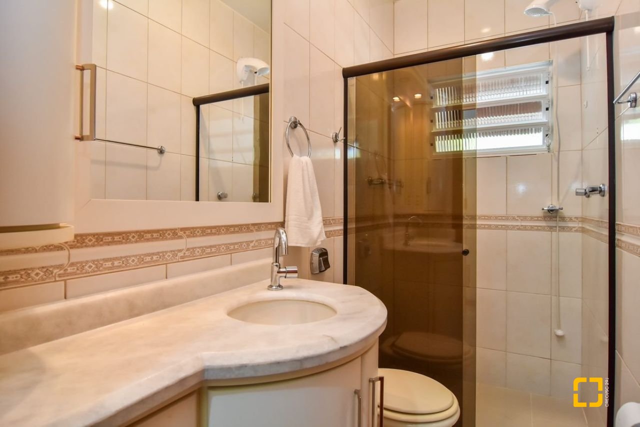 Casa com 320m², 4 quartos (sendo 3 suítes), 4 garagens, no bairro Ribeirão da Ilha em Florianópolis