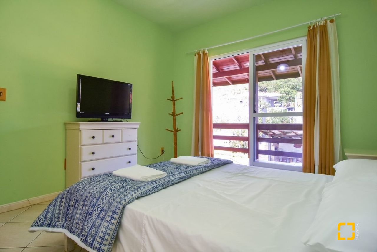 Casa com 320m², 4 quartos (sendo 3 suítes), 4 garagens, no bairro Ribeirão da Ilha em Florianópolis
