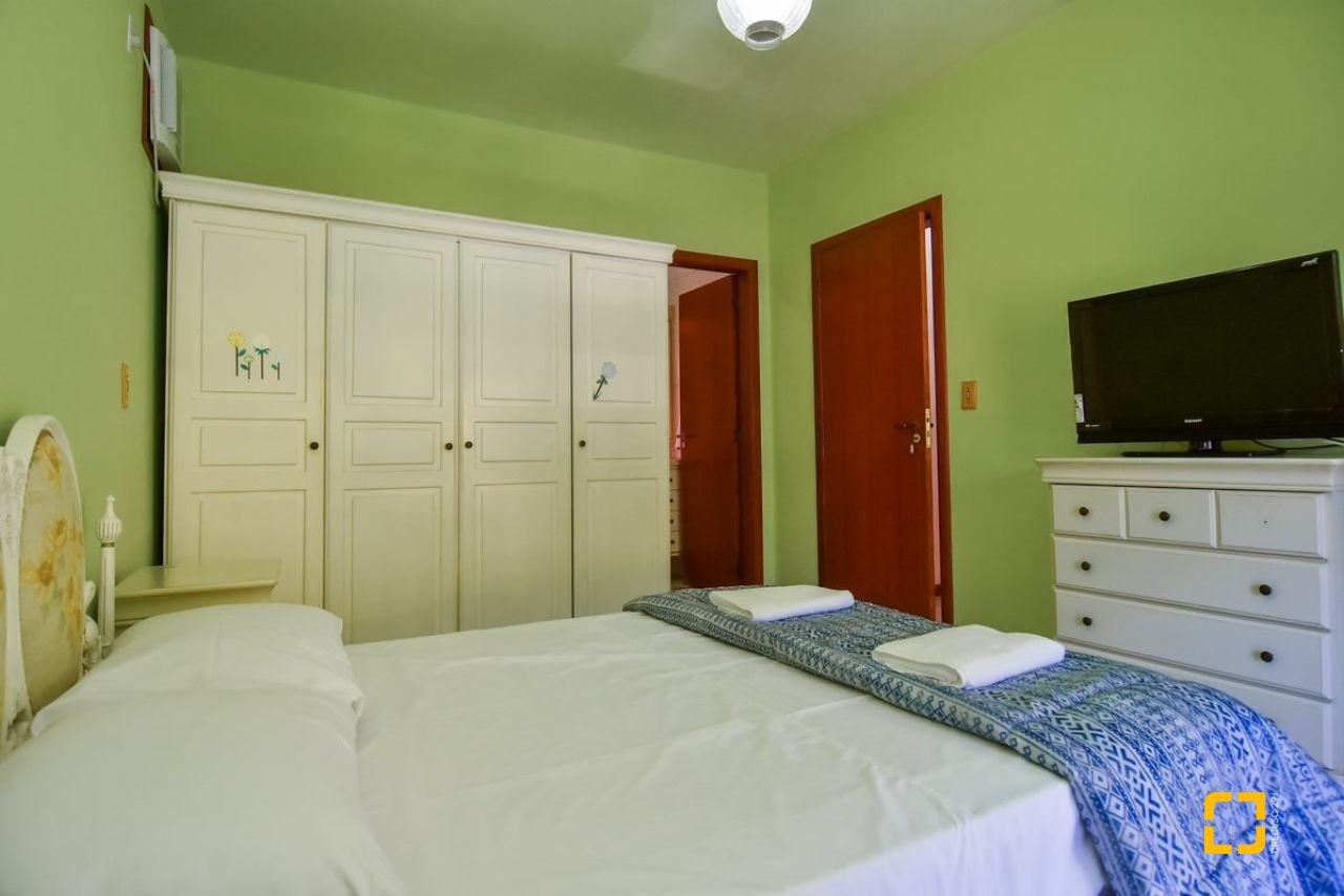 Casa com 320m², 4 quartos (sendo 3 suítes), 4 garagens, no bairro Ribeirão da Ilha em Florianópolis