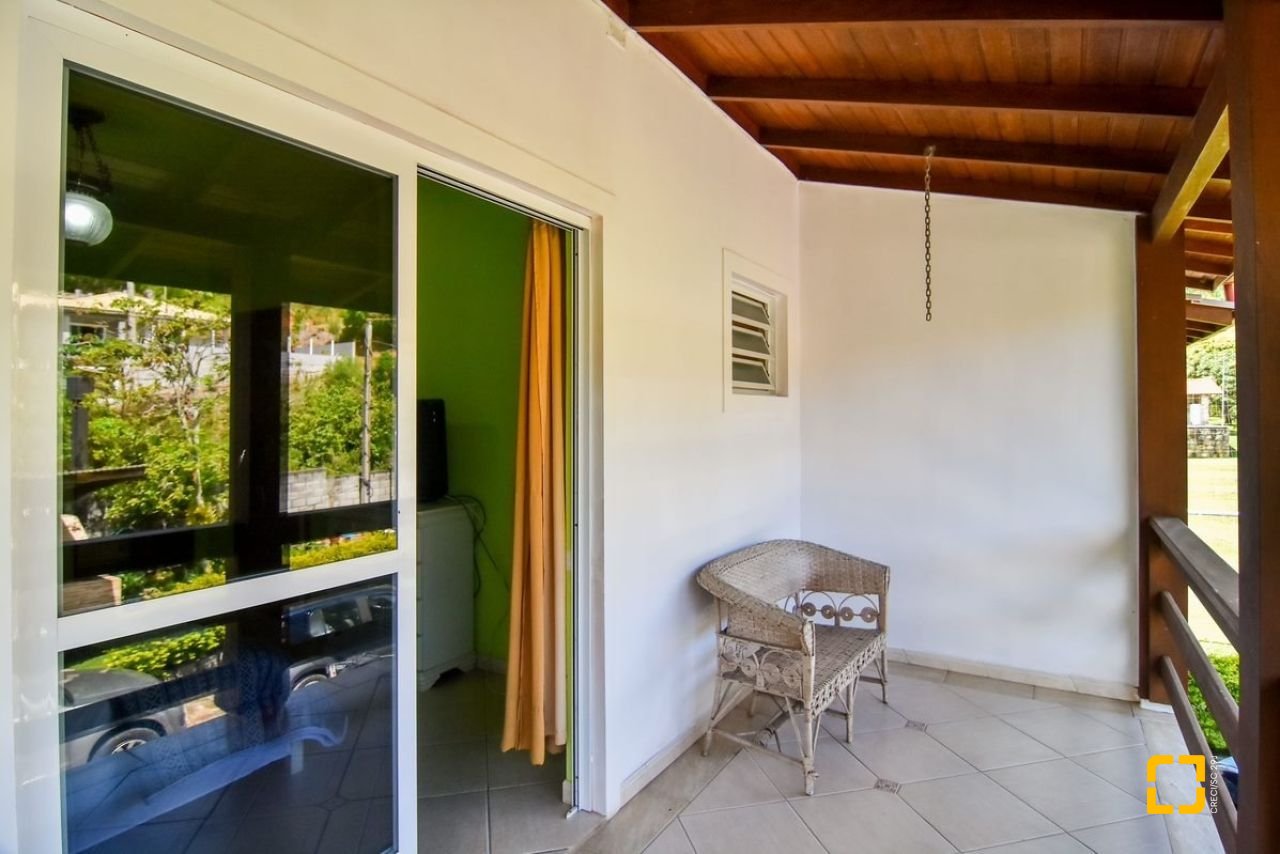 Casa com 320m², 4 quartos (sendo 3 suítes), 4 garagens, no bairro Ribeirão da Ilha em Florianópolis