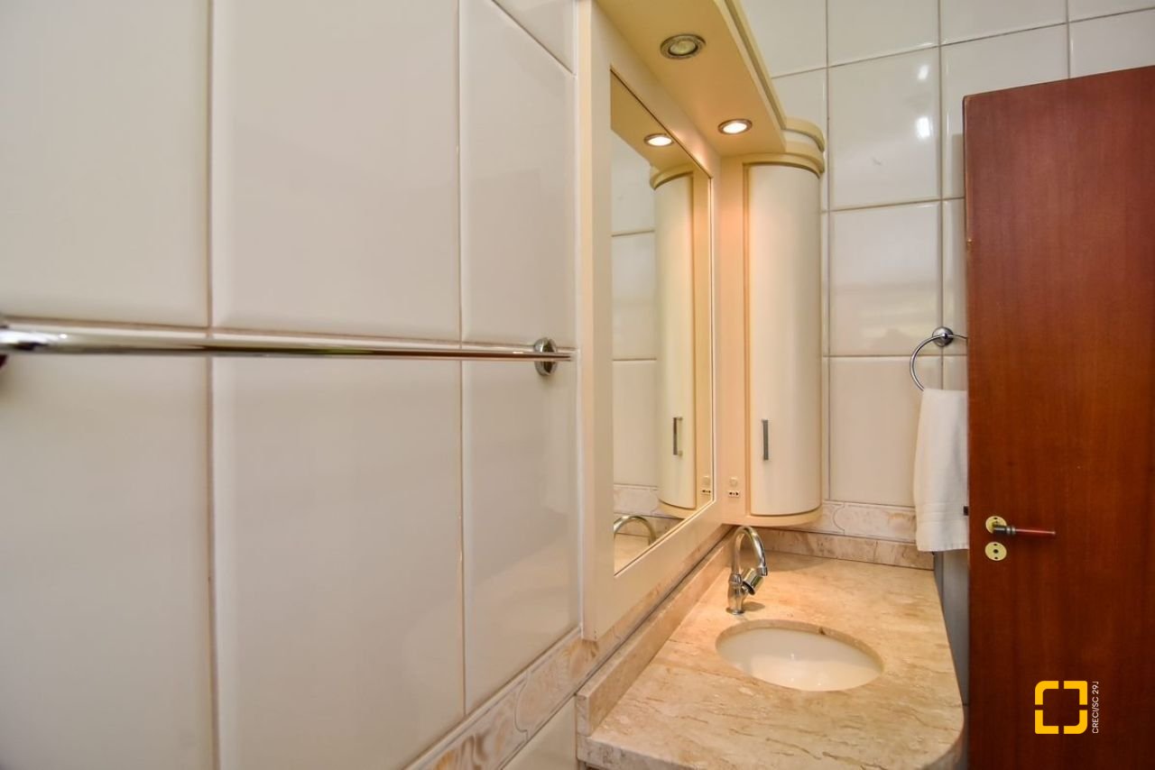 Casa com 320m², 4 quartos (sendo 3 suítes), 4 garagens, no bairro Ribeirão da Ilha em Florianópolis