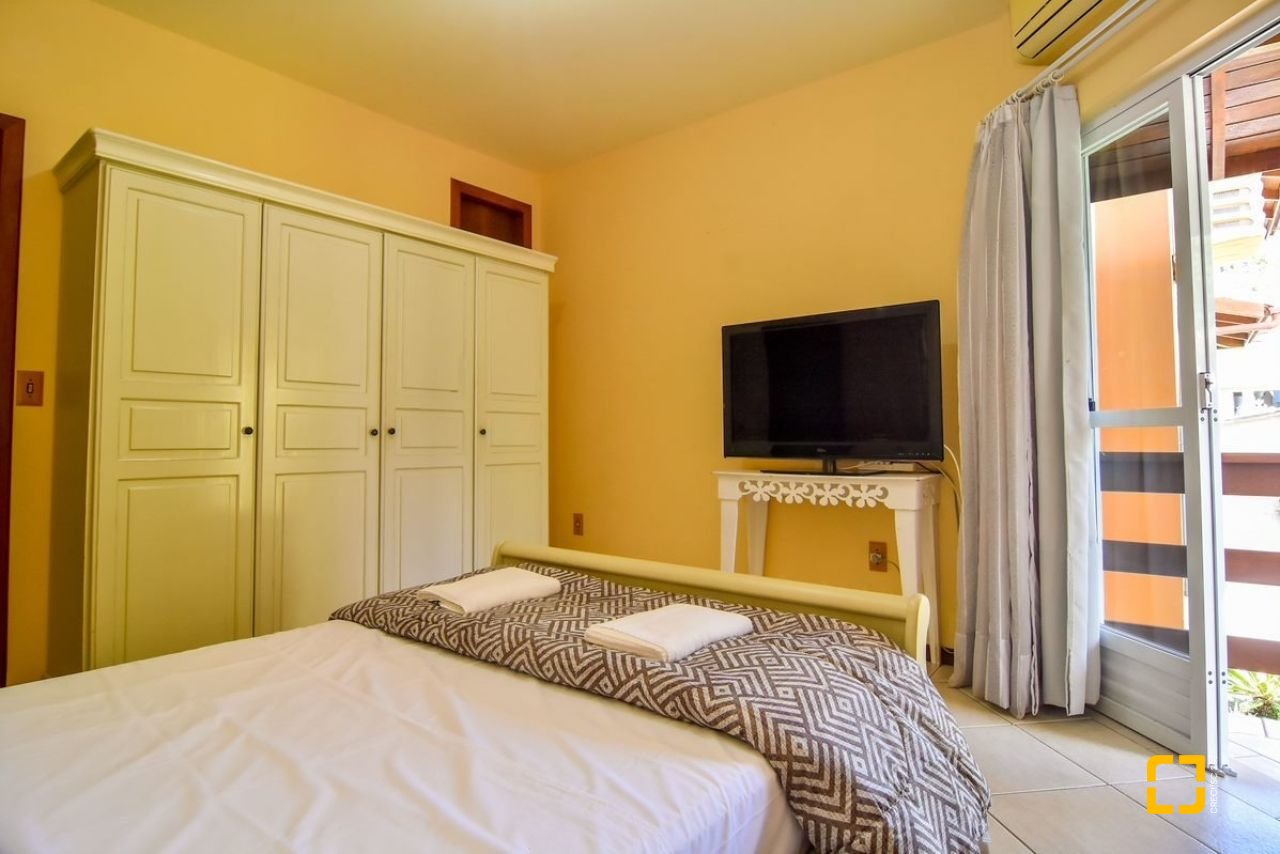 Casa com 320m², 4 quartos (sendo 3 suítes), 4 garagens, no bairro Ribeirão da Ilha em Florianópolis