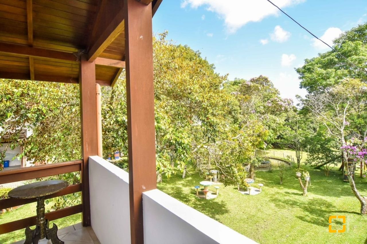 Casa com 320m², 4 quartos (sendo 3 suítes), 4 garagens, no bairro Ribeirão da Ilha em Florianópolis
