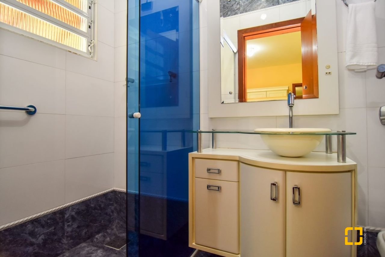 Casa com 320m², 4 quartos (sendo 3 suítes), 4 garagens, no bairro Ribeirão da Ilha em Florianópolis