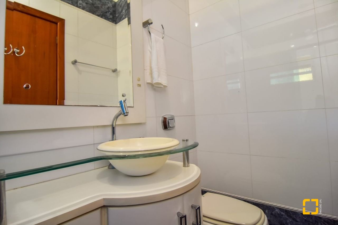 Casa com 320m², 4 quartos (sendo 3 suítes), 4 garagens, no bairro Ribeirão da Ilha em Florianópolis