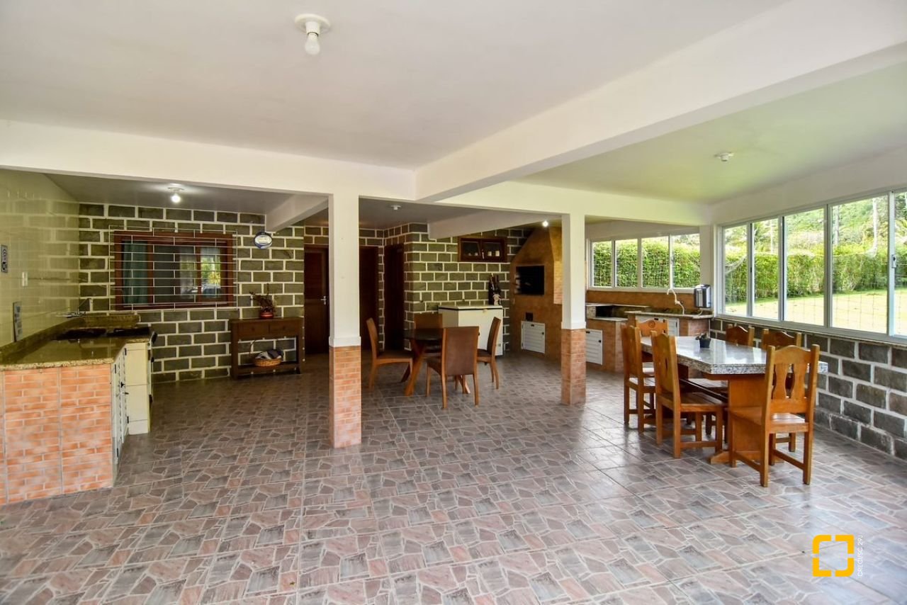 Casa com 320m², 4 quartos (sendo 3 suítes), 4 garagens, no bairro Ribeirão da Ilha em Florianópolis