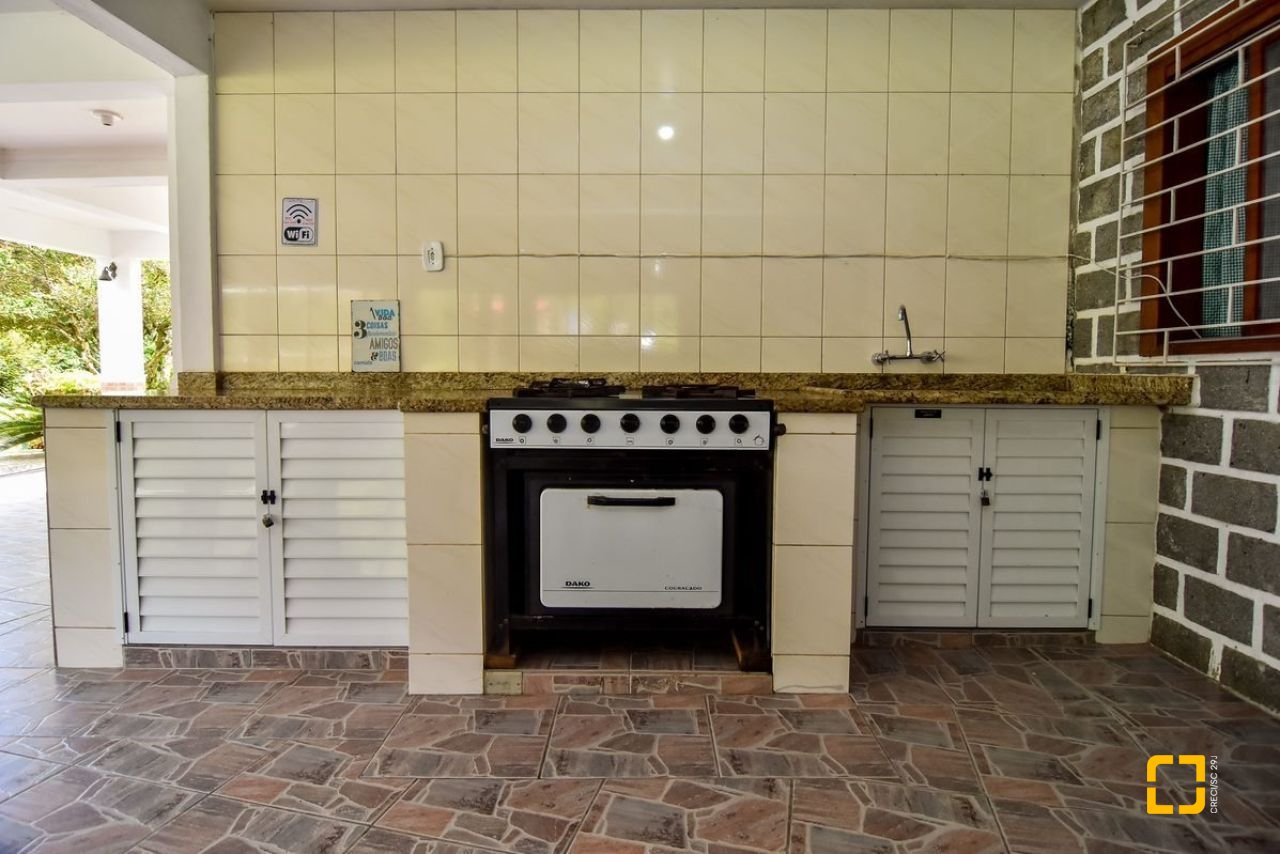 Casa com 320m², 4 quartos (sendo 3 suítes), 4 garagens, no bairro Ribeirão da Ilha em Florianópolis