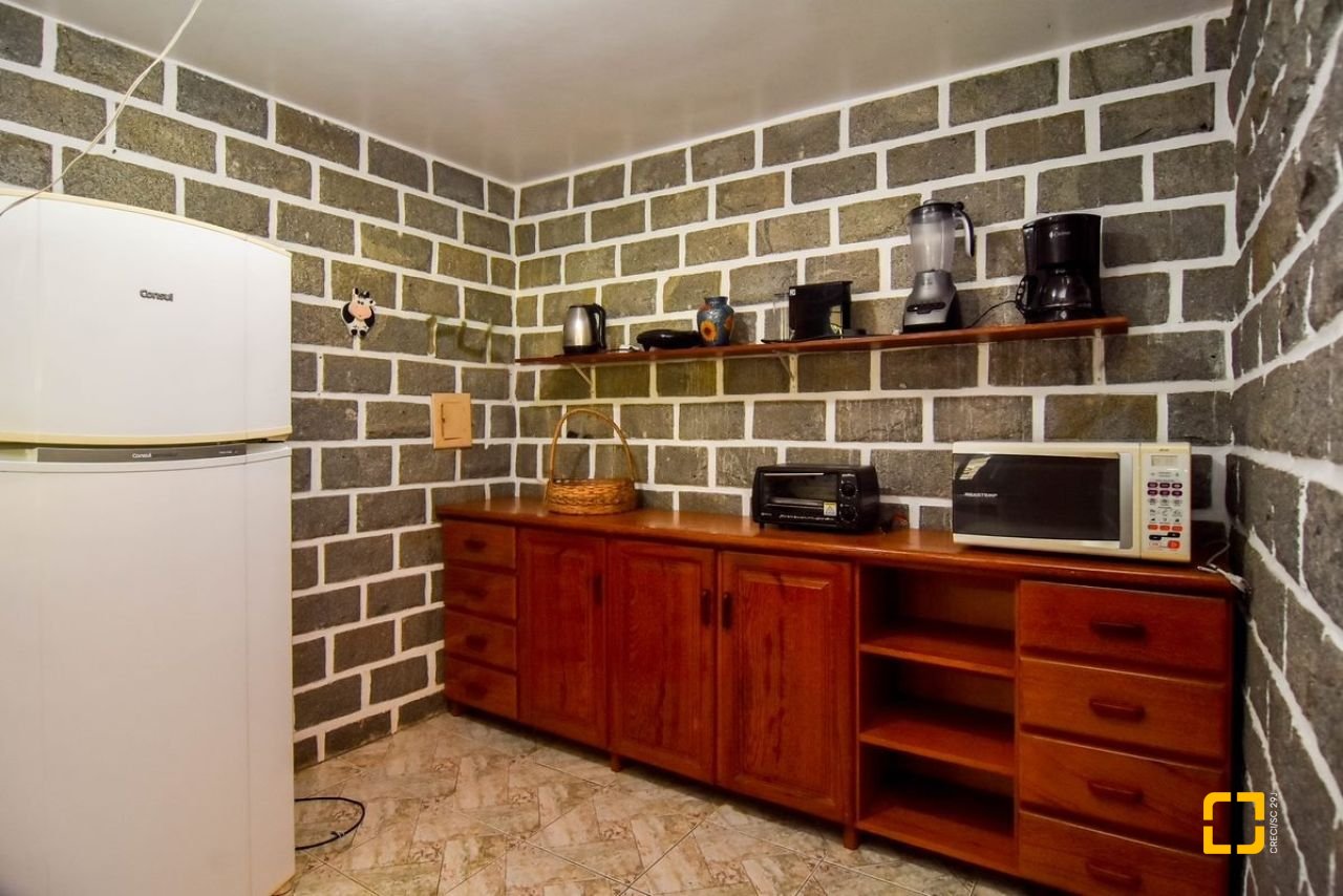 Casa com 320m², 4 quartos (sendo 3 suítes), 4 garagens, no bairro Ribeirão da Ilha em Florianópolis