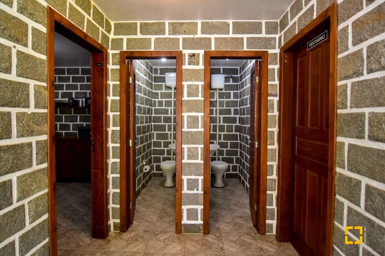 Casa com 320m², 4 quartos (sendo 3 suítes), 4 garagens, no bairro Ribeirão da Ilha em Florianópolis