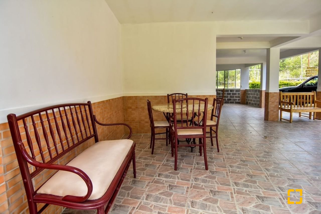 Casa com 320m², 4 quartos (sendo 3 suítes), 4 garagens, no bairro Ribeirão da Ilha em Florianópolis