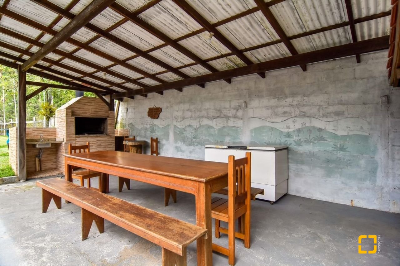 Casa com 320m², 4 quartos (sendo 3 suítes), 4 garagens, no bairro Ribeirão da Ilha em Florianópolis