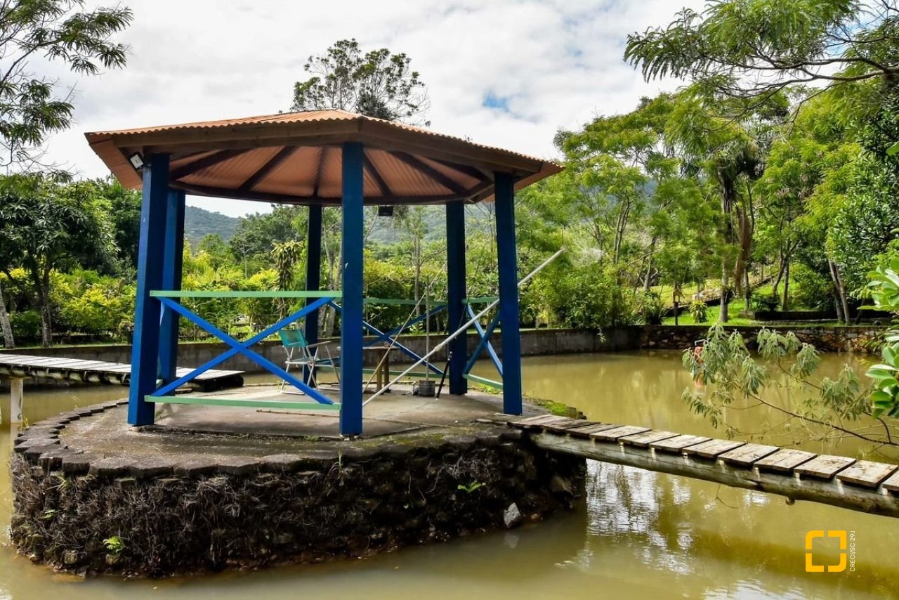 Casa com 320m², 4 quartos (sendo 3 suítes), 4 garagens, no bairro Ribeirão da Ilha em Florianópolis