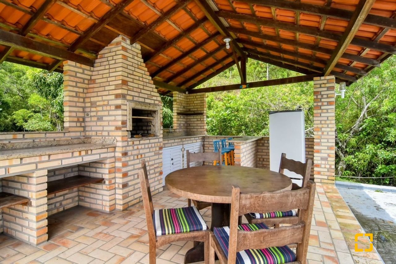 Casa com 320m², 4 quartos (sendo 3 suítes), 4 garagens, no bairro Ribeirão da Ilha em Florianópolis