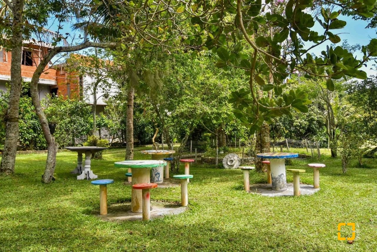 Casa com 320m², 4 quartos (sendo 3 suítes), 4 garagens, no bairro Ribeirão da Ilha em Florianópolis