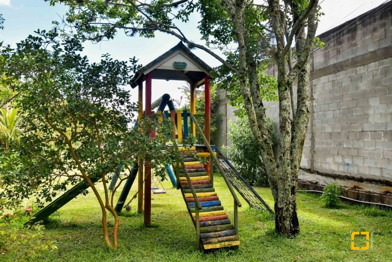 Casa com 320m², 4 quartos (sendo 3 suítes), 4 garagens, no bairro Ribeirão da Ilha em Florianópolis