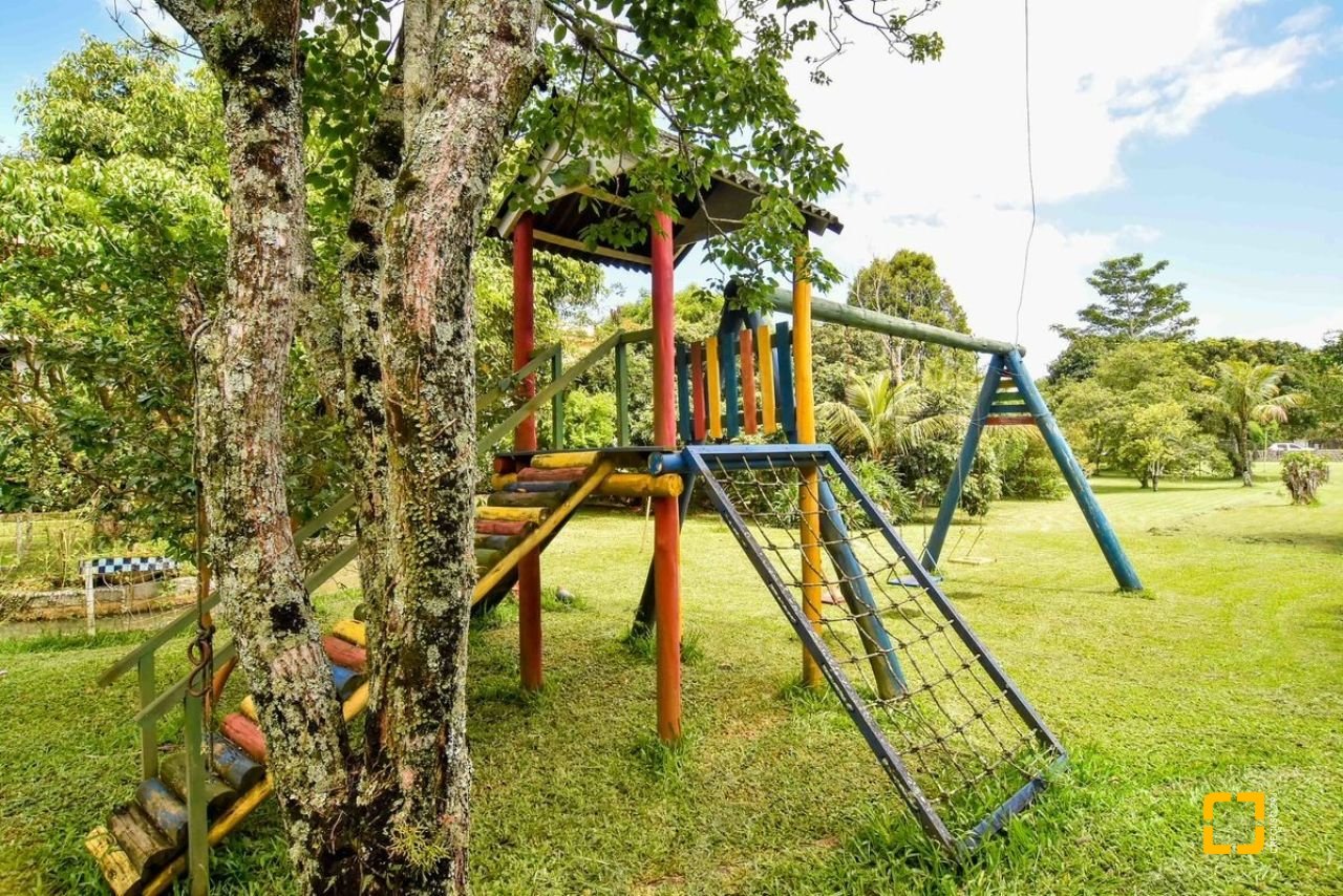 Casa com 320m², 4 quartos (sendo 3 suítes), 4 garagens, no bairro Ribeirão da Ilha em Florianópolis