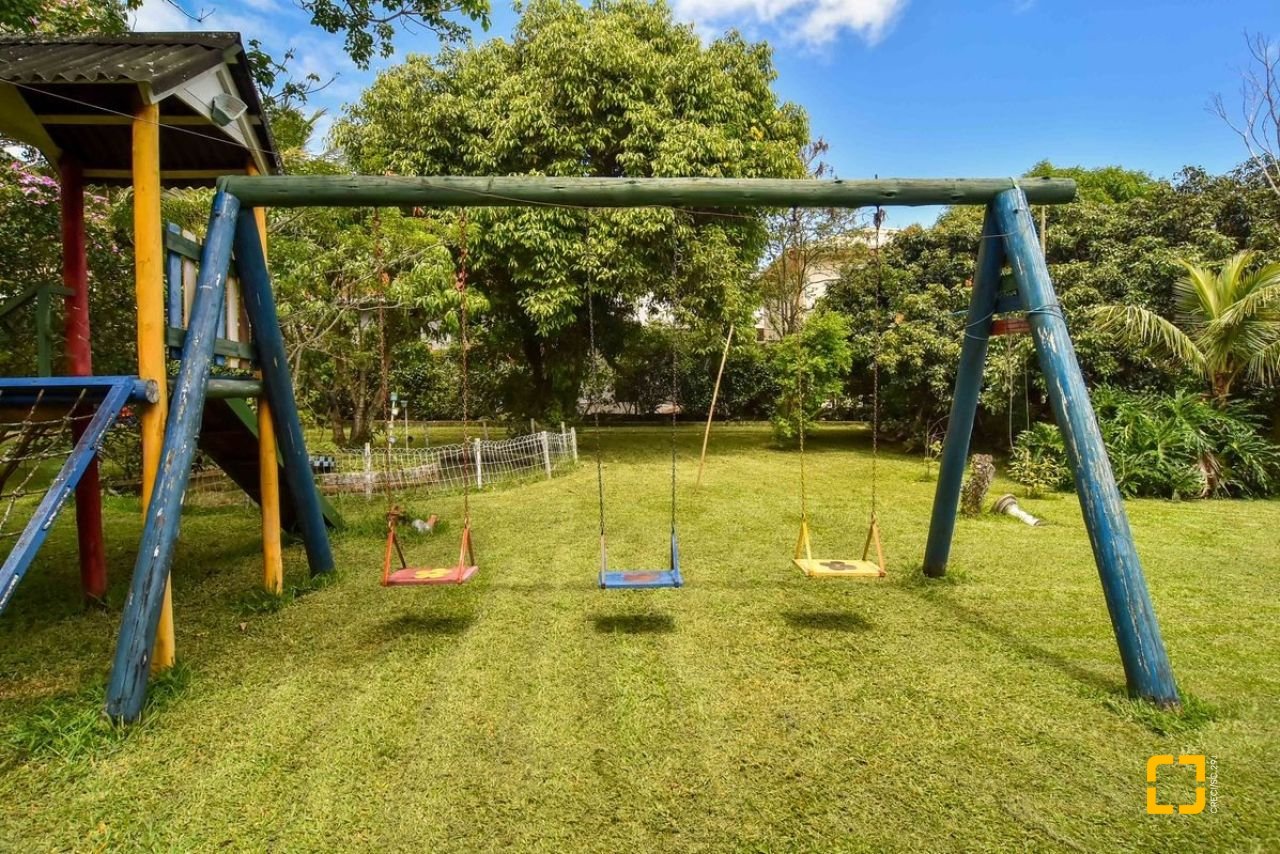 Casa com 320m², 4 quartos (sendo 3 suítes), 4 garagens, no bairro Ribeirão da Ilha em Florianópolis