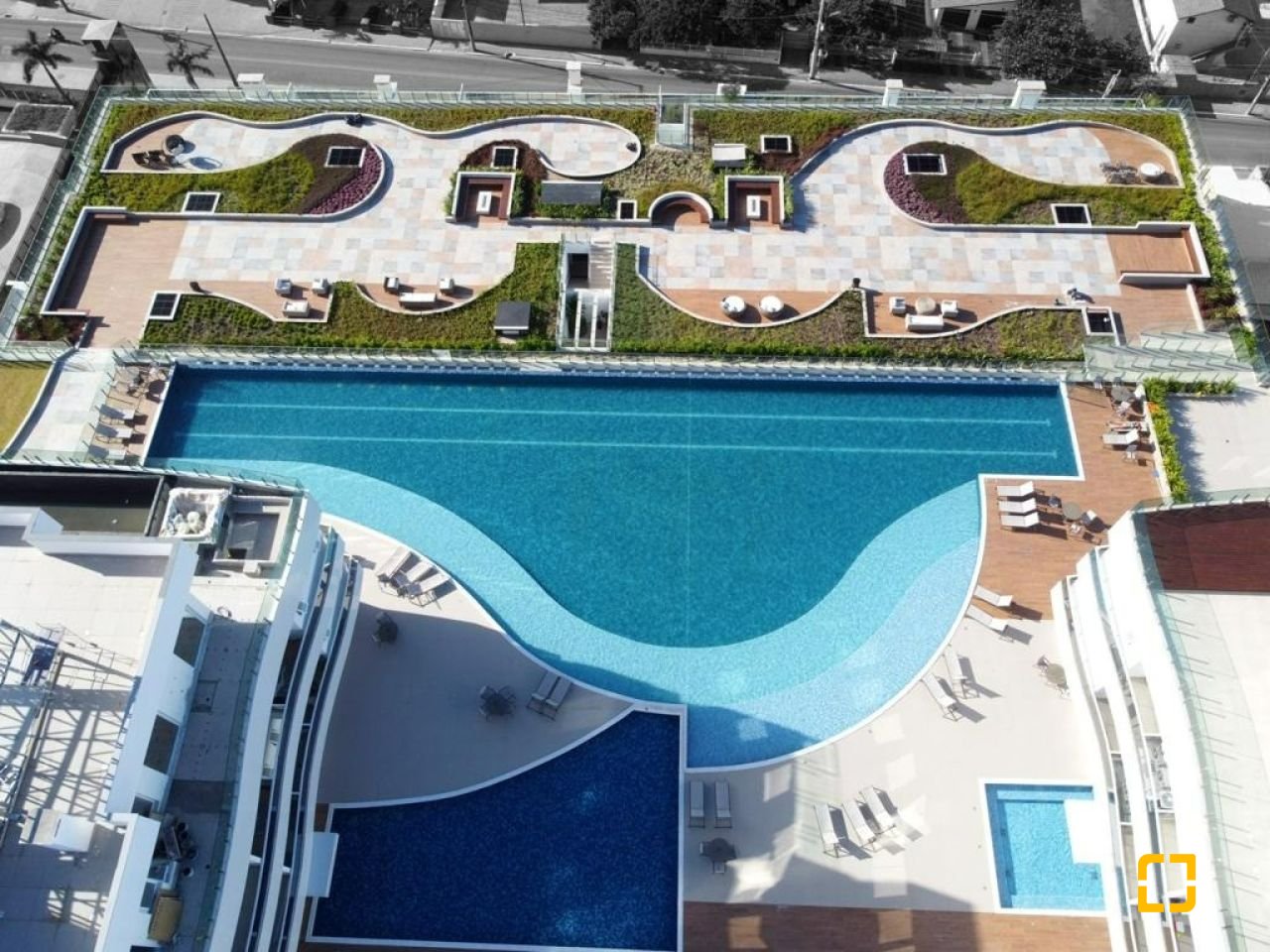 Cobertura com 235m², 6 quartos (sendo 3 suítes), 3 garagens, no bairro Ingleses em Florianópolis