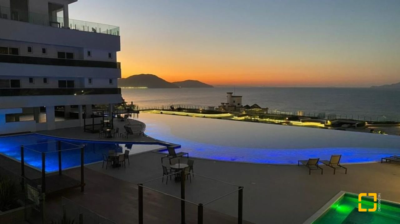 Cobertura com 235m², 6 quartos (sendo 3 suítes), 3 garagens, no bairro Ingleses em Florianópolis