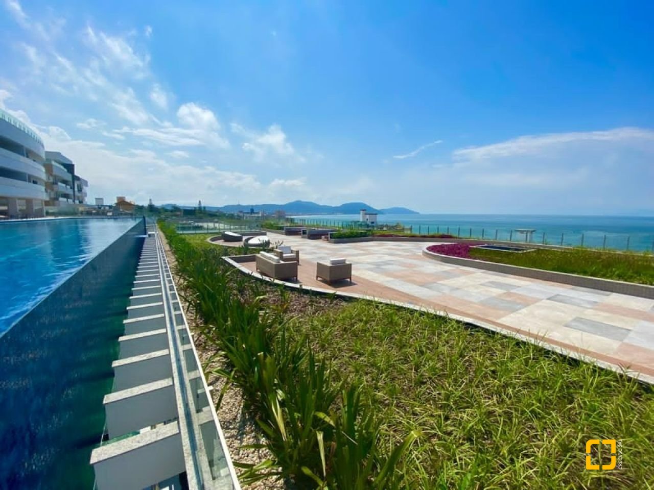 Cobertura com 235m², 6 quartos (sendo 3 suítes), 3 garagens, no bairro Ingleses em Florianópolis