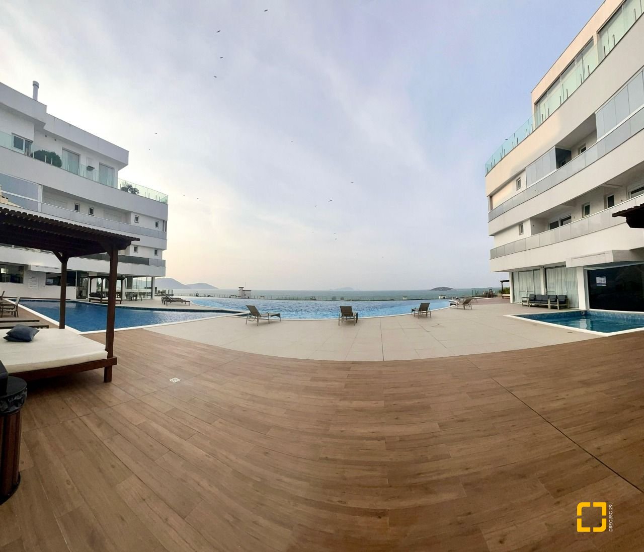 Cobertura com 235m², 6 quartos (sendo 3 suítes), 3 garagens, no bairro Ingleses em Florianópolis