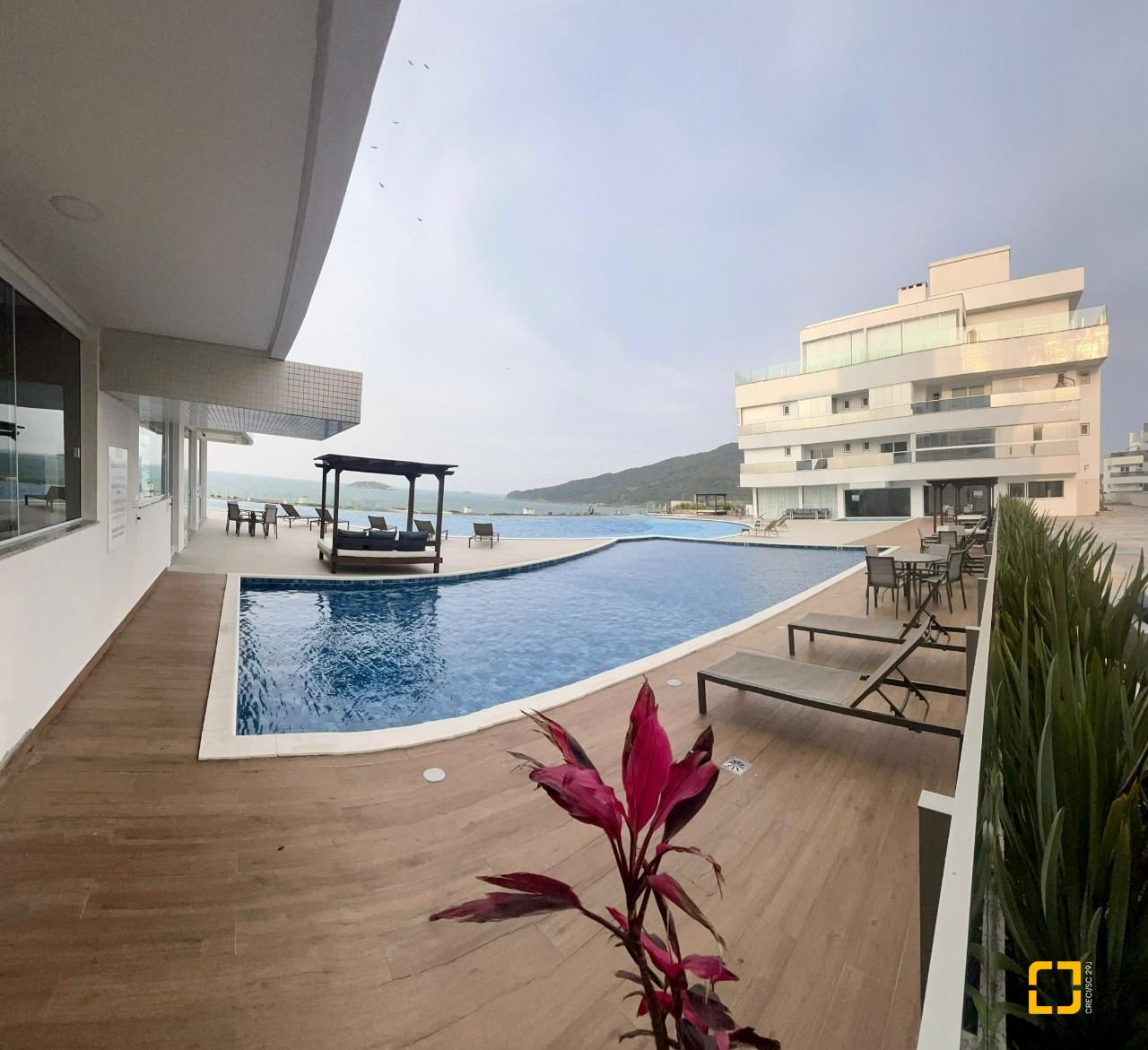 Cobertura com 235m², 6 quartos (sendo 3 suítes), 3 garagens, no bairro Ingleses em Florianópolis