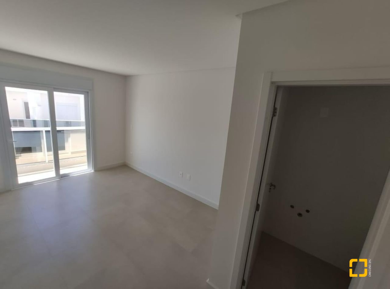 Cobertura com 235m², 6 quartos (sendo 3 suítes), 3 garagens, no bairro Ingleses em Florianópolis